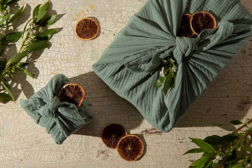 image montrant un paquet de cadeaux de noël emballés selon la méthode japonaise du furoshiki